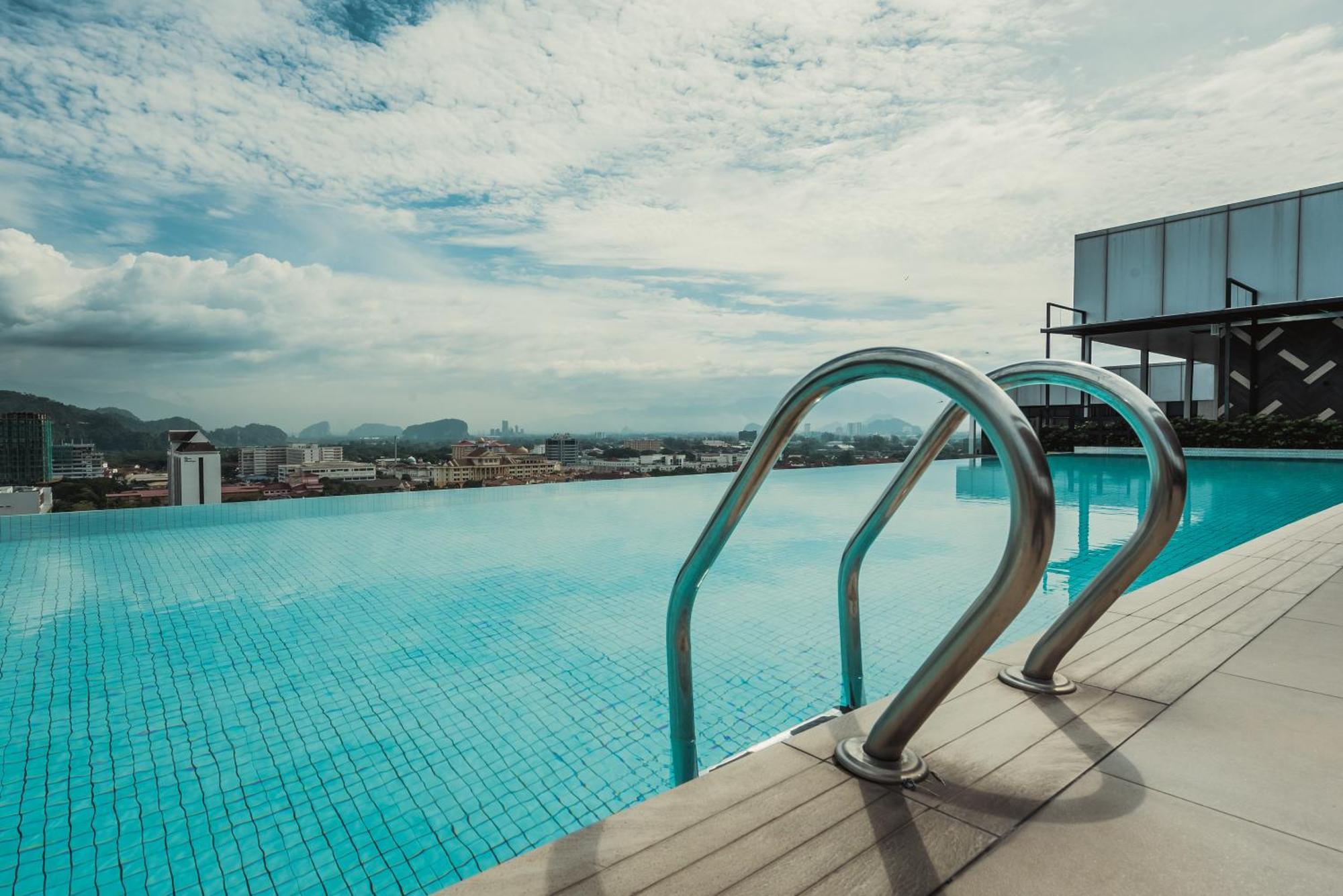 Weil Hotel Ipoh Exterior foto Infinity pool at the rooftop of a hotel in Kuala Lumpur, Malaysia